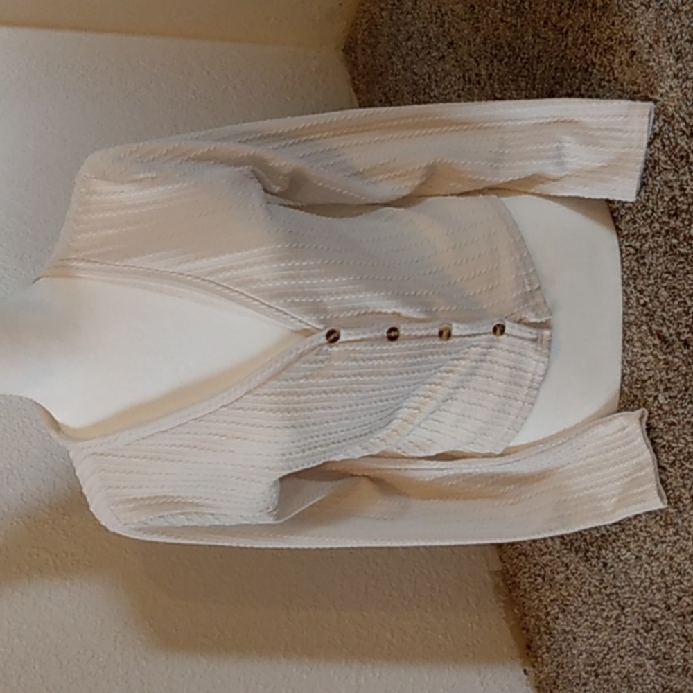 One step up white cardigan wit tortoise buttons and striped texture